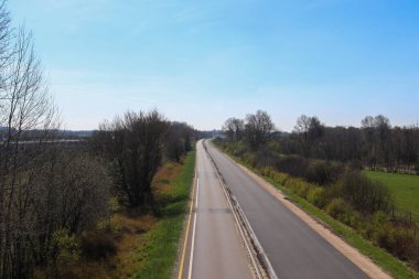 Yeni ve tamamen boş bir yol.