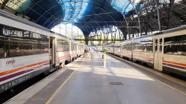 Βαρκελώνη Ισπανία Ιουλίου 2023 Δημόσια Τρένα Στο Σιδηροδρομικό Σταθμό Της — Αρχείο Βίντεο