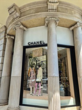 Barselona, İspanya - 22 Temmuz 2023: Barcelona alışveriş caddesinde dünyaca ünlü Chanel markasının soylu bir butiği