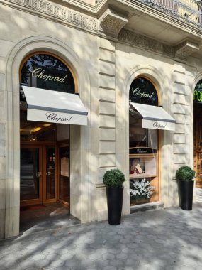 Barselona, İspanya - 22 Temmuz 2023: Barcelona alışveriş caddesinde dünyaca ünlü Chopard markasının soylu bir butiği