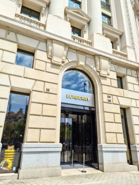 Barselona, İspanya - 22 Temmuz 2023: Barcelona alışveriş caddesinde dünyaca ünlü Burberry markasının soylu bir butiği