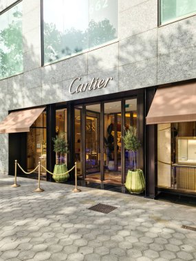 Barselona, İspanya - 22 Temmuz 2023: Barcelona alışveriş caddesinde dünyaca ünlü Cartier markasının soylu bir butiği