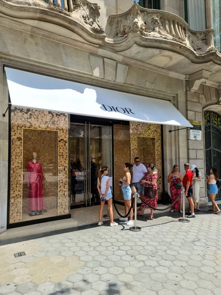 西班牙巴塞罗那 2023年7月22日 巴塞罗那商业街上一家世界知名品牌迪奥的高档精品店 — 图库照片