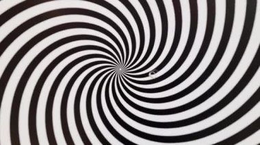 Siyah ve beyaz renklerde dönen bir spiralin optik yanılsaması.