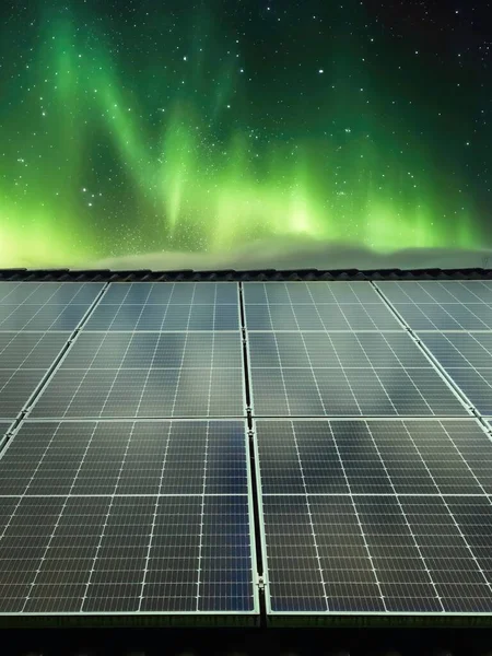 Солнечные Панели Производящие Чистую Энергию Крыше Жилого Дома — стоковое фото