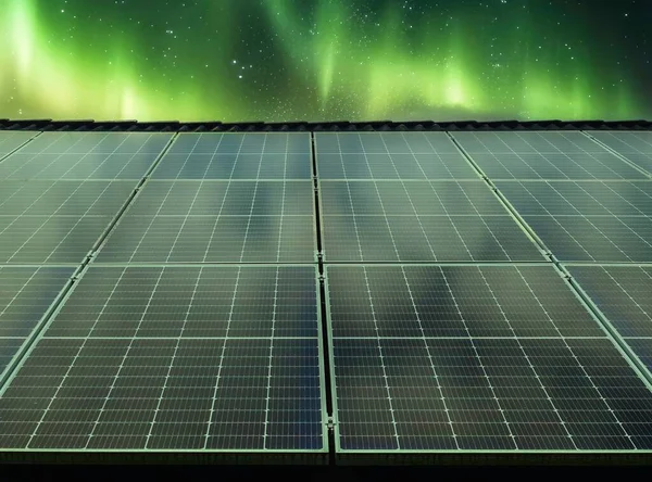 Panele Słoneczne Wytwarzające Czystą Energię Dachu Domu Mieszkalnego — Zdjęcie stockowe