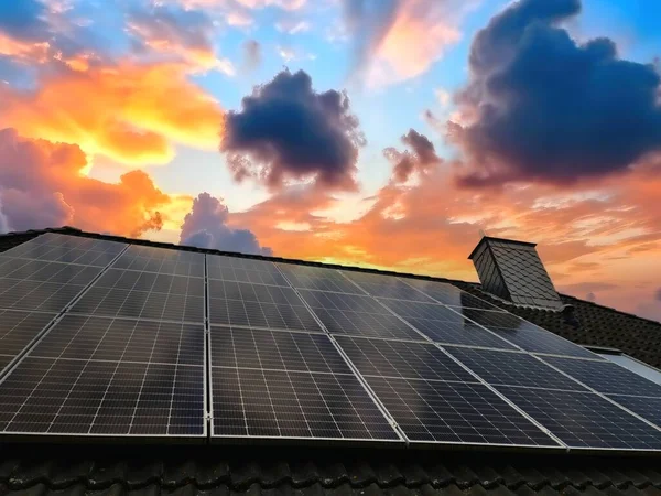 Sonnenkollektoren Die Saubere Energie Auf Dem Dach Eines Wohnhauses Erzeugen — Stockfoto