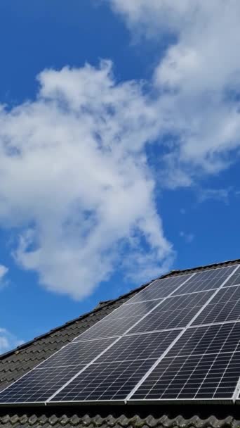 Painéis Solares Produzindo Energia Limpa Telhado Dia Ensolarado — Vídeo de Stock