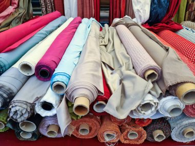 Kumaş ve kumaş örneklerini farklı renklerde kapat