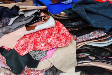 Kumaş ve kumaş örneklerini farklı renklerde kapat