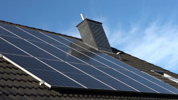 Panneaux Solaires Produisant Énergie Propre Sur Toit Une Maison Résidentielle — Video