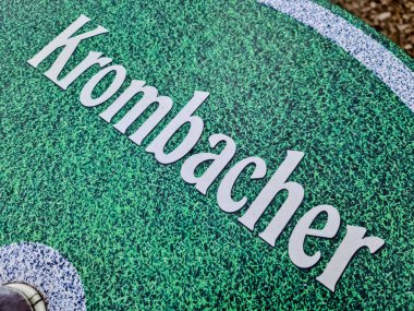 Kiel, Almanya - 24.08.2023: Alman bira imalat şirketi Krombacher 'ın logosu