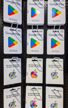 Kiel, Almanya - 24.08.2023: Bir süpermarkette Google ve Apple hediye kartları