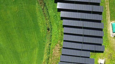 Alternatif enerji üretimi için büyük bir güneş parkının hava görüntüsü