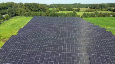Alternatif enerji üretimi için büyük bir güneş parkının hava görüntüsü