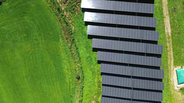 Widok Lotu Ptaka Duży Park Słoneczny Produkcji Energii Alternatywnej — Zdjęcie stockowe