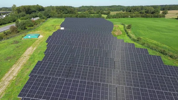 Alternatif Enerji Üretimi Için Büyük Bir Güneş Parkının Hava Görüntüsü — Stok fotoğraf