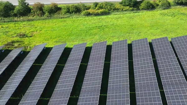 Widok Lotu Ptaka Duży Park Słoneczny Produkcji Energii Alternatywnej — Zdjęcie stockowe