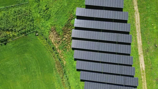 Alternatif Enerji Üretimi Için Büyük Bir Güneş Parkının Hava Görüntüsü — Stok fotoğraf