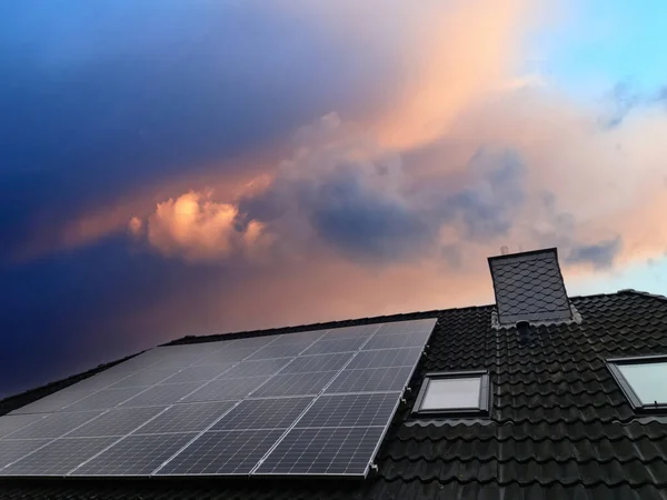 Painéis Solares Produzindo Energia Limpa Telhado Uma Casa Residencial — Fotografia de Stock