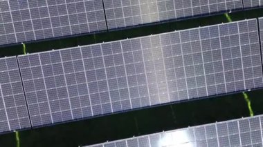Alternatif enerji üretimi için büyük bir güneş parkının hava görüntüsü.