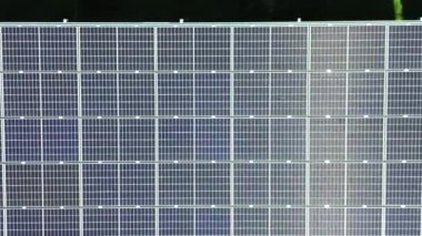 Alternatif enerji üretimi için büyük bir güneş parkının hava görüntüsü.