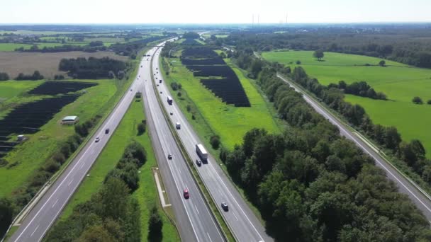 Letecký Pohled Dálnici Severním Německu Mezi Poli Loukami — Stock video