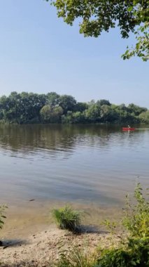 Yansıtıcı su yüzeyi olan güzel bir göl manzarası.