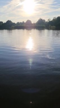 Yansıtıcı su yüzeyi olan güzel bir göl manzarası.