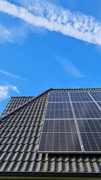 Paneles Solares Que Producen Energía Limpia Techo Una Casa Residencial — Vídeo de stock