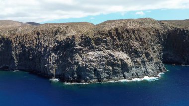 Los Gigantes 'e benzeyen büyük kaya oluşumları Tenerife Kanarya Adası' ndaki okyanusta.