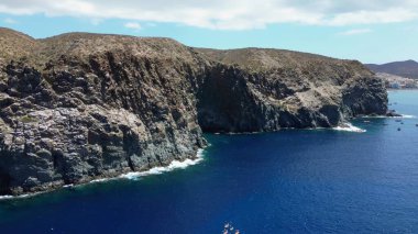 Los Gigantes 'e benzeyen büyük kaya oluşumları Tenerife Kanarya Adası' ndaki okyanusta.