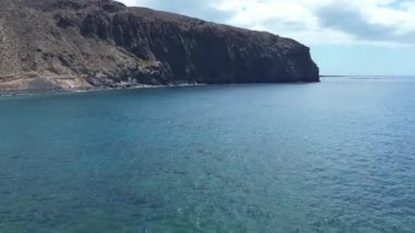 Los Gigantes 'e benzeyen büyük kaya oluşumları Tenerife' nin Kanarya Adası 'ndaki Atlantik Okyanusu' nda..