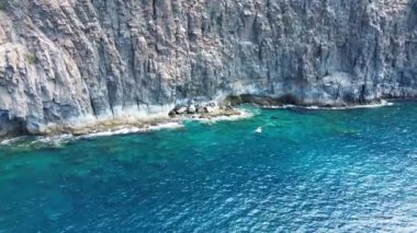 Los Gigantes 'e benzeyen büyük kaya oluşumları Tenerife' nin Kanarya Adası 'ndaki Atlantik Okyanusu' nda..