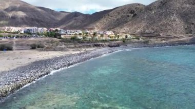 Tenerife Kanarya Adası 'ndaki kumsaldaki otellerin insansız hava aracı görüntüsü