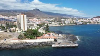 Tenerife Kanarya Adası 'ndaki kumsaldaki otellerin insansız hava aracı görüntüsü
