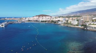 Tenerife Kanarya Adası 'ndaki kumsaldaki otellerin insansız hava aracı görüntüsü