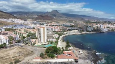 Tenerife Kanarya Adası 'ndaki kumsaldaki otellerin insansız hava aracı görüntüsü