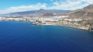 Tenerife Kanarya Adası 'ndaki kumsaldaki otellerin insansız hava aracı görüntüsü