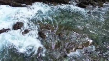 Büyük okyanus dalgalarının drone görüntüsü Tenerife Kanarya Adası 'nın kayalık kıyılarıyla buluşuyor..
