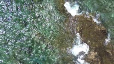 Büyük okyanus dalgalarının drone görüntüsü Tenerife Kanarya Adası 'nın kayalık kıyılarıyla buluşuyor..
