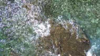 Büyük okyanus dalgalarının drone görüntüsü Tenerife Kanarya Adası 'nın kayalık kıyılarıyla buluşuyor..