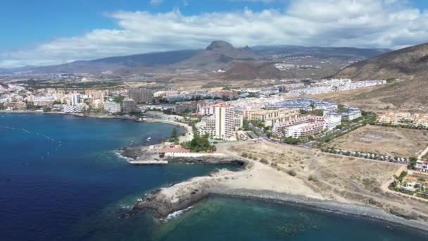 Tenerife Kanarya Adası Ndaki Kumsaldaki Otellerin Insansız Hava Aracı Görüntüsü — Stok video