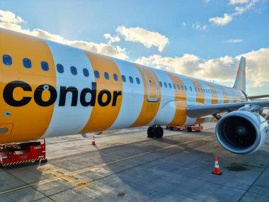 Tenerife, İspanya 21 Eylül 2023 Havaalanında sarı çizgili bir Condor Hava Yolları uçağı
