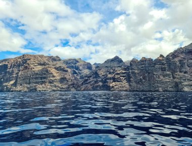 Tenerife Kanarya Adası 'ndaki Los Gigantes' in kudretli kayalıkları