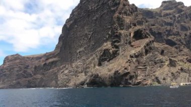 Tenerife 'nin Los Gigantes uçurumları sallanan bir bottan görüldü..