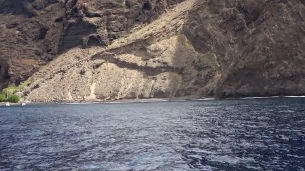 揺れのブーツから見たテネリフェのロスギガントスの強力な崖 — ストック動画