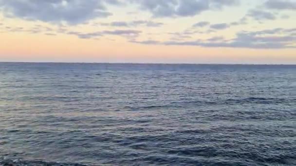 Belo Pôr Sol Uma Praia Rochosa Ilha Canária Tenerife — Vídeo de Stock