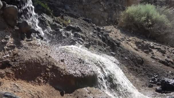 Afvalwater Stroomt Uit Een Rioolbuis Een Zandgat — Stockvideo