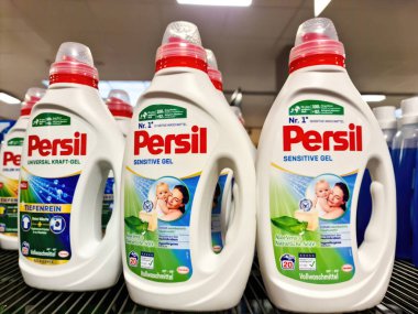 Kiel, Almanya - 27. Eylül 2023: Bir süpermarkette birkaç paket Persil marka deterjan